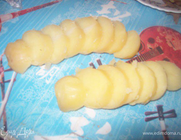 Картофель очистить и нарезать ломтиками