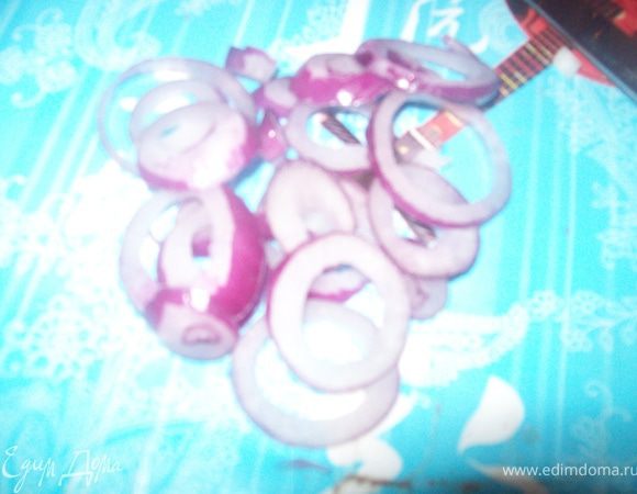 Красный лук нарезать тонкими кольцами