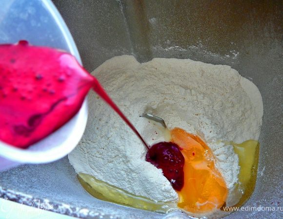 Для теста в хлебопечки все примерно так:засыпать просеянную муку,добавить щепотку соли,яйцо(2шт.перепелиных),влить фреш,включить функцию пельмени и через 20минут Вы получите эластичное тесто,проверяйте как месится тесто может будет суховато,тогда добавьте немного воды,если наоборот добавьте муки.