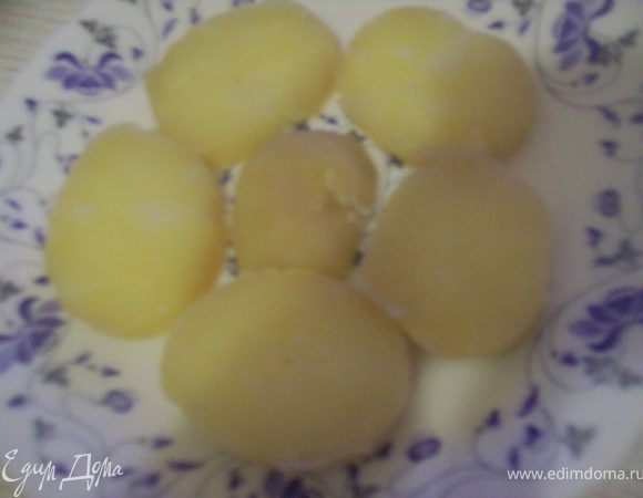 собираем салат слоями. сначала картофель, лук, (можно посыпать мелко рубленной петрушкой), и килька...