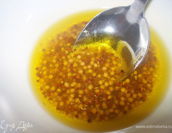 Для заправки смешайте масло, уксус и горчицу, посолите