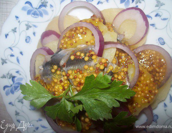 поливаем заправкой салат и украшаем петрушкой