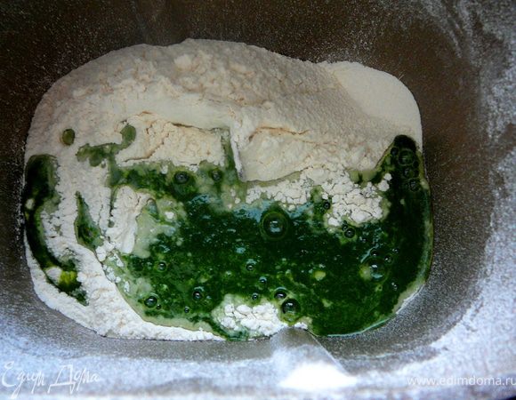 Так же поступить и с морковным соком.Шпинат же бланшировать в кипящей воде около 2-3 минут.Я использовала замороженный шпинат,не размораживая кинула его в кипящую воду,затем переложить его в блендер,добавив немного воды в которой варился шпинат и взбить до состояния пюре.Затем замесить из шпинатного жидкого пюре,муки,соли,яиц тесто.