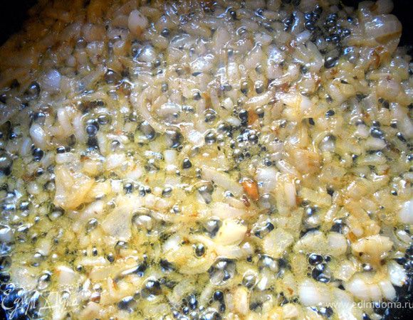 В сковороде распустить немного сливочного масла и оливкового, обжарить мелконарезанную луковицу, до прозрачного состояния ***На фотографиях - золотистость луку придают остатки лисичек, а так все нормально, по сценарию:)***