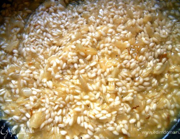 Добавить рис, перемешать и щедро плеснуть вина (десертное тоже подойдет, к слову!), дать вину выпариться. После чего постепенно подливать бульон (буквально по половнику или меньше), каждый раз давая жидкости практически полностью впитаться. ***Со вторым или третим половником я добавил немного (ч.ложку) сушеных измельченных в пудру лесных грибов. Конечно, не белых (что немного сказалось на внешнем виде - темные точки...но зато какой аромат!***