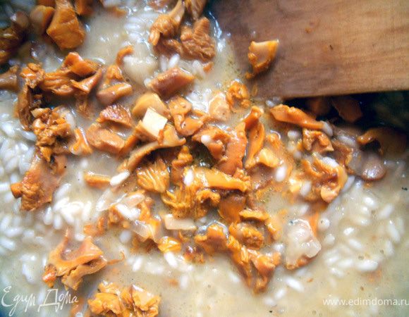 Минут за 5 до готовности риса вернуть измельченные лисички. ***Про бульон не забываем!***