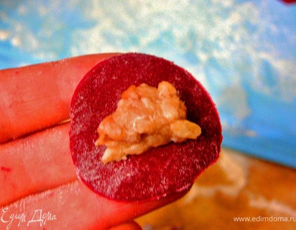 На кружочек выложить немного фарша(в моём случае это свинина+лук+соль+смесь перцев молотая+молотый кориандр+тимьян+кумин молотый+чеснок). 