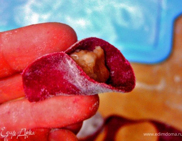 Сложить будующий пельмешек пополам,защипываем края.