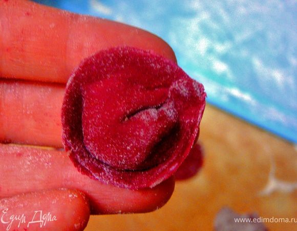 Соеденить концы и сщепить их вместе.