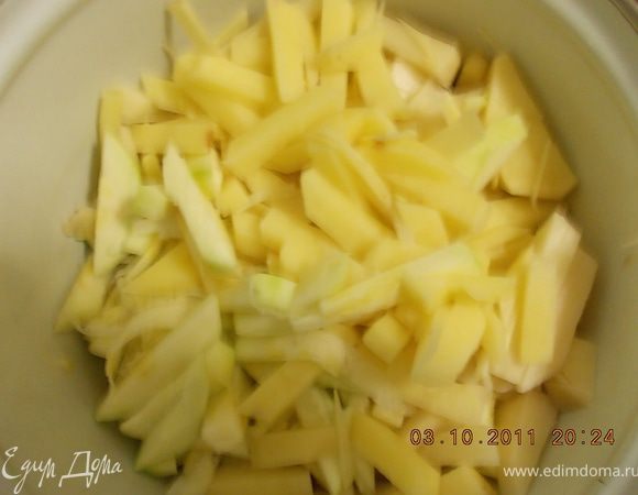 картофель и цукини нарезать соломкой