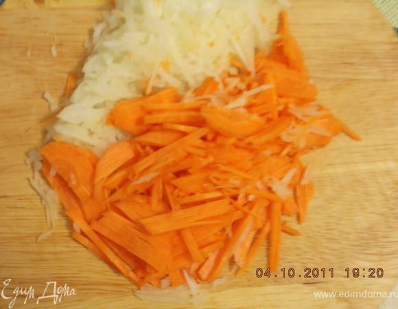 лук и морковь нарезать мелко