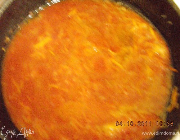 жарить на масле,добавив  в конце томатный сок