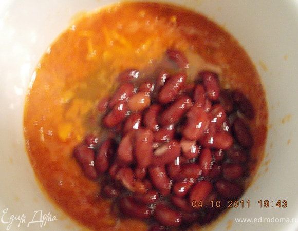 морковь и лук выложить в более глубокую посуду и добавить фасоль