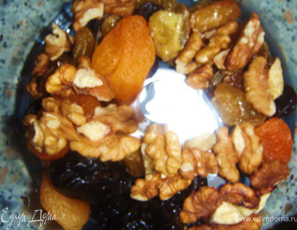 Сухофрукты и орехи измельчить. Я использовала грецкие орехи. Яблоко очистить от кожуры, натереть мелко.