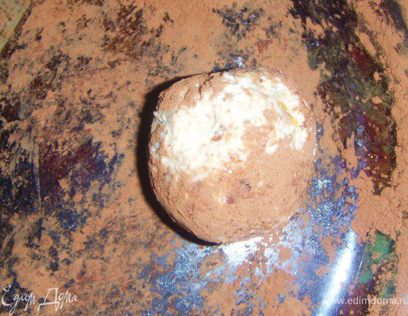 Сформировать пироженки и обвалять их в какао.