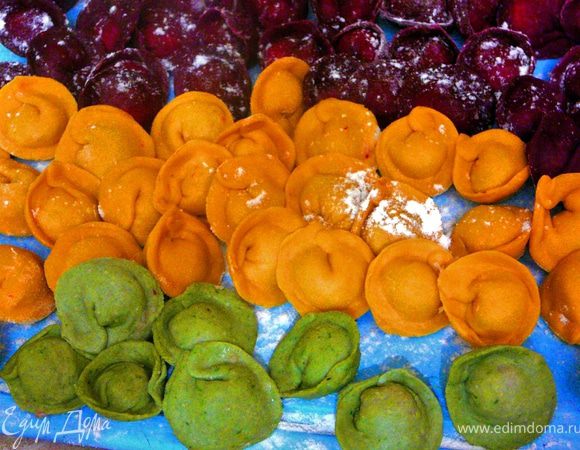 Сложить пельмешки на доску присыпанную мукой и отправить в морозилку,затем после того как они замерзнут переложить в кулечки,и дальше отправить храниться в морозилку до лучших времен или же отправить вариться в кипящую подсоленную воду.Пытаться всю порцию забрасывать в воду одновременно,чуть помешать во избежание их склеивания.Всплыли после этого отварить еще минуты 4-5,это только в том случает если они у вас такие же маленькие как у меня.