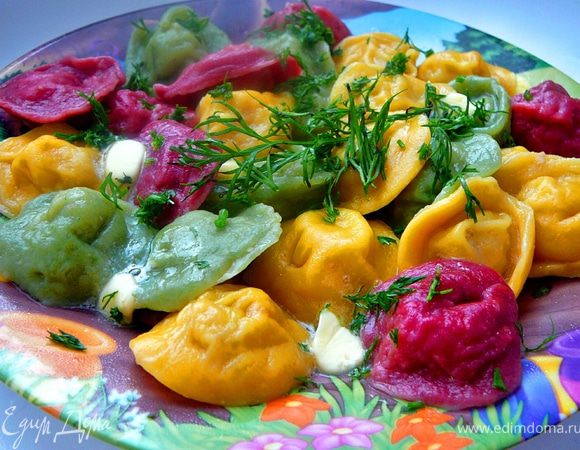 Готовые пельмени достать с помощью шумовки,полить растопленным сливочным маслом,присыпать мелко рубленной зеленью,молотым черным перцем ну и т.д.кому что по вкусу:сметана,майонез,кетчуп,а кому то и уксус.