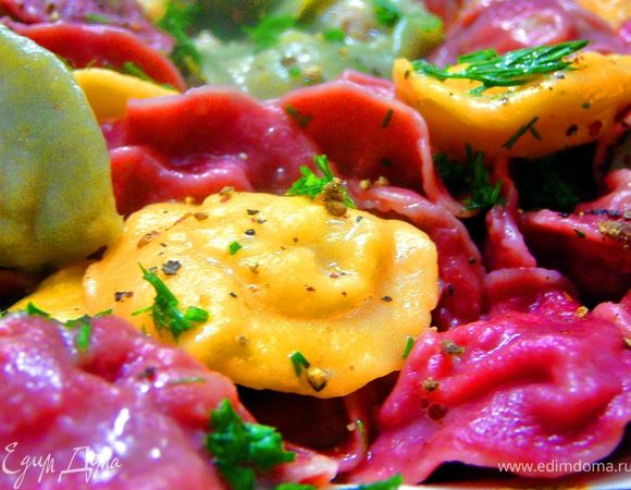 Тут есть маленький секрет,чем быстрее сварятся пельмени тем меньше они потеряют свой цвет.По-этому раскатываем тесто тоньше,делаем пельмешки маленькими,а еще начинка,очень хорошо делать такие пельмени с рыбой,красной или любой морской.Для этого филе рыбы без костей,переложить в блендер,добавить лук,соль,молотый перец и перемолоть до состояния фарша.Рыбная начинка готовиться быстрее мясной.