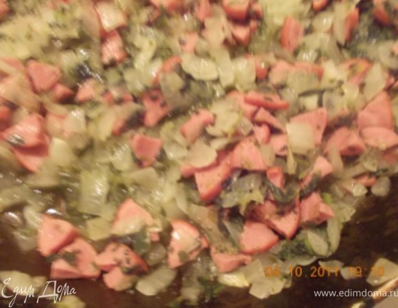 Пока гречка варится обжариваем на мелко порезанный лук с мелко порезанными сосисками и шпинатом