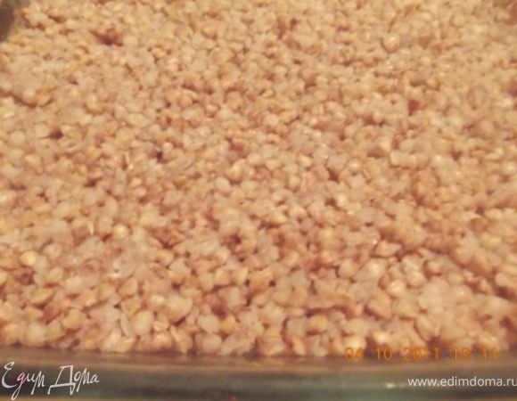 В форму выкладываем половину гречки