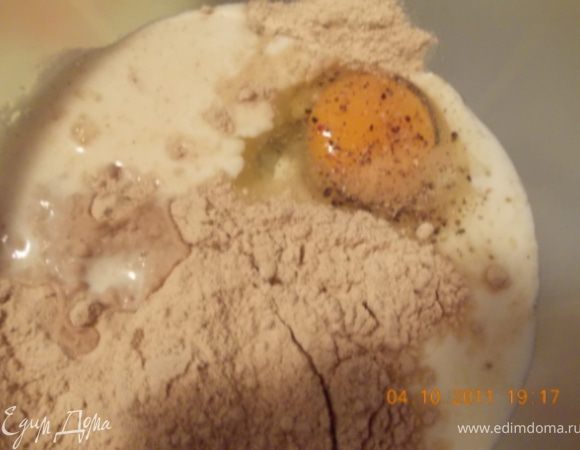 смешиваем яйцо, молоко, муку, солим, перчим