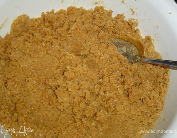 Начинаем с приготовления основы торта, для этого печенье и орехи измельчаем с помощью блендера. К этой массе добавляем растопленное масло, хорошенько вымешиваем. Форму (у меня 24см в диаметре) выстилаем пергаментной бумагой, полученную массу распределяем по дну и формируем бортики, затем убираем в холод, а в это время занимаемся приготовлением начинки. 
 Сыр перетираем с сахаром на самом медленном ходе миксера, затем постепенно добавляем сметану и яйца по одному (вымешиваем тщательно, но не перебиваем), добавляем цедру лимона. Вынимаем форму, выливаем в нее начинку и выпекаем при 160гр. 1,5 часа. Не смотря на то, что он так долго печется, но центр все равно подрагивает. После выпекания, мы выключаем духовку, приоткрываем дверцу, и оставляем там чизкейк до полного остывания. Затем освобождаем его от формы и отправляем на ночь в холодильник. А утром можно наслаждаться! 