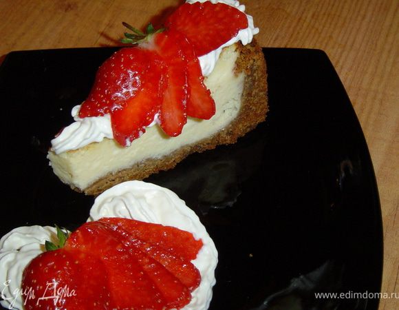 На этом фото любимое лакомство моего супруга - чизкейк со взбитыми сливками и клубникой.