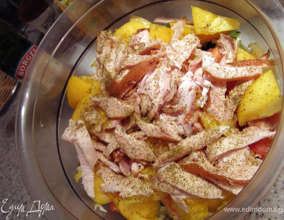 Курицу порезать тонкими лепестками. Добавить к овощам.