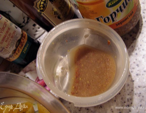 Приготовить заправку, взбив хорошенько все ингредиенты. Я для этих целей взяла маленькую ёмкость с плотной крышкой и всё хорошенько взболтала - получился густой соус. Если нужно, посолить по вкусу.