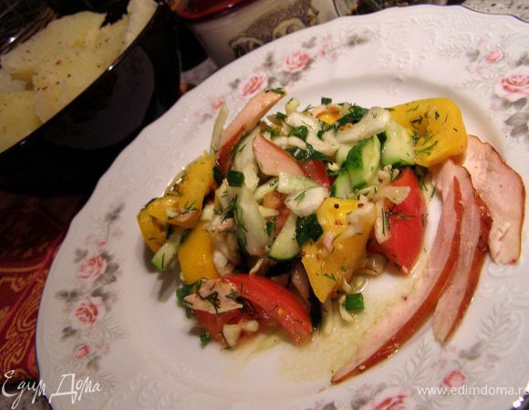 Полить заправкой салат, перемешать и подавать немедленно с горячей отварной картошечкой.