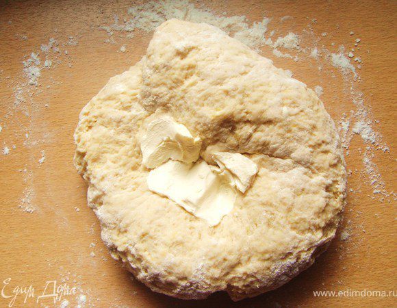 Перемешать дрожжи, муку, соль и сахар, ванильный сахар. Добавить яйца, молоко, лимонную цедру. Перемешать тщательно миксером на средней скорости несколько минут, до получения однородной массы.
Масло комнатной температуры порезать на кубики. Постепенно, добавлять масло к тесту пока месите. После того как замесили гладкое однородное тесто, месить еще 10 минут. Тесто должно получится мягкое и эластичное.
