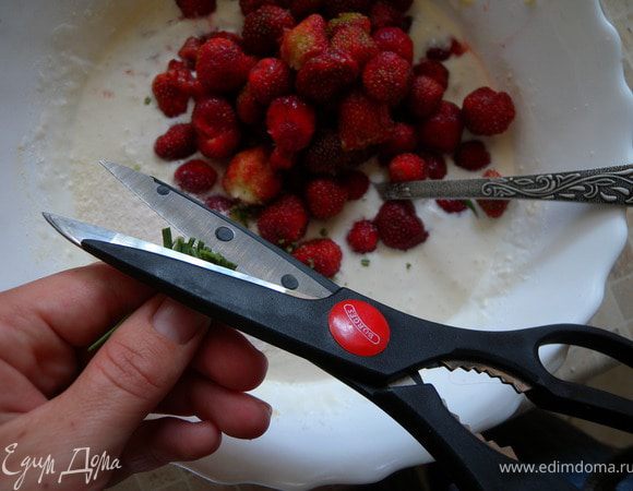 9. Режем розмарин. добавляем к смеси клубнику и заливаем в "готовый" корж. 