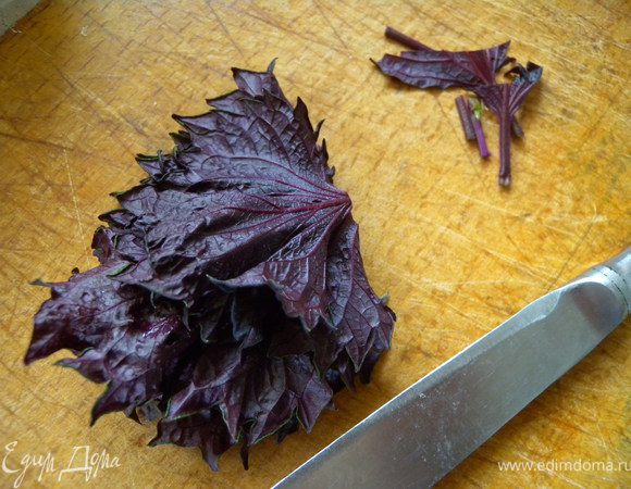 10. Режем базилик (он пойдет на присыпку. 