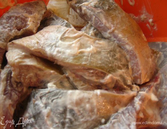 Чеснок пропустить через чеснокодавилку, смешать со сметаной. выложить к рыбе и хорошо перемешать. Оставить не 30 мин.