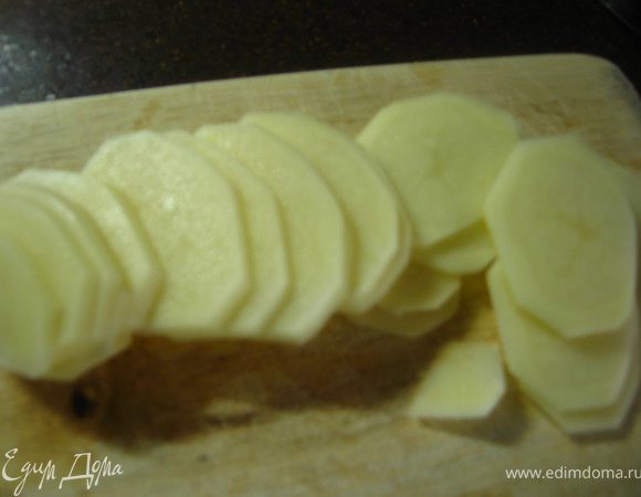 Картофель чистим и нарезаем тонкими кольцами. заливаем кипятком на 15 минут.