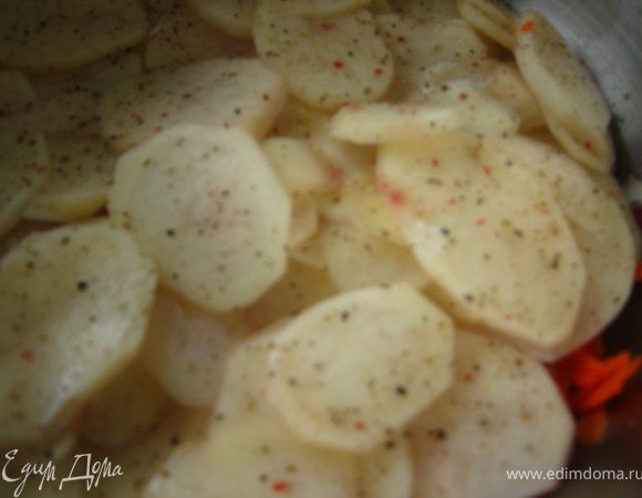 С картофеля слить воду и выложить на морковь.Посолить, посыпать смесью 4-х перцев.