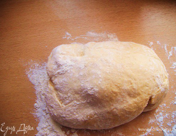 Готовое тесто накрываем пищевой пленкой и ставим в холодильник  минимум на 4 часа.
