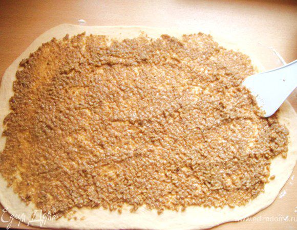 Вынимаем тесто из xолодильника и сразу раскатываем пока оно холодное. Толщина примерно 0,5 см. Раскладываем начинку. 