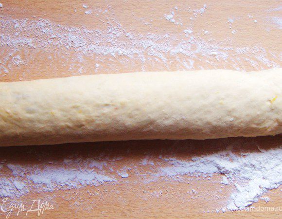 Скатываем тесто в рулет. Слегка прижимаем. 