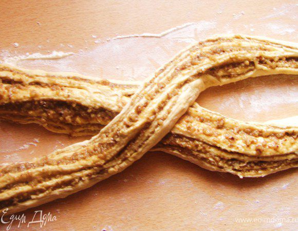 Переплетаем, начиная от центра одну сторону, потом другую.