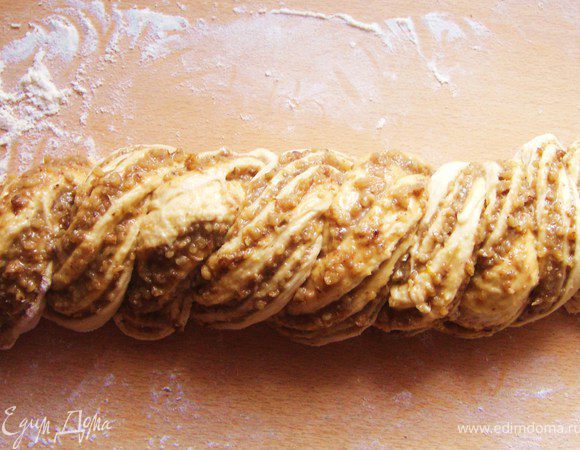 Собираем по бокам аккуратно к середине, чтобы в длину был по форме.