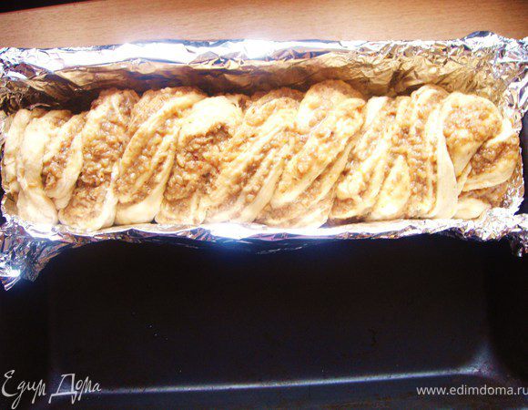 Укладываем в форму, смазываем яйцом и ставим в разогретую до 170 духовку на 40, 45 минут.