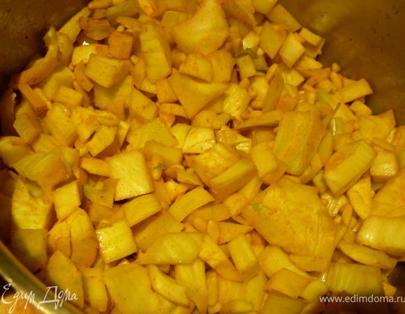 В кастрюле (или воке) разогреваем масло и быстро обжариваем наш фенхель, кедровые орешки и куркуму (пару минут). Затем заливаем куриным бульоном и готовим 10 минут (до мягкости фенхеля).