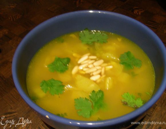 Добавляем ликер, устричный соус, кинзу и отставляем в сторону минут на 5. Украшаем кедровыми орешками и свежей кинзой (по желанию) и подаем.