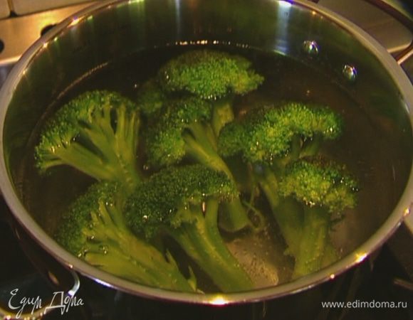 Брокколи опустить в кипящую подсоленную воду и варить 5 минут, затем воду слить и сохранить, а брокколи, если соцветия крупные, порезать.