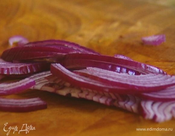 Лук почистить и нарезать тонкими полукольцами.