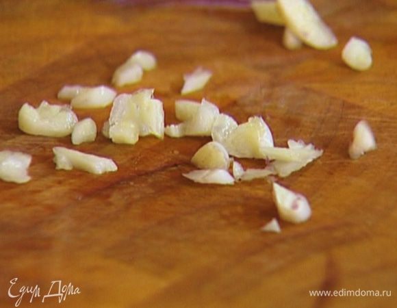 Чеснок почистить, раздавить плоской стороной ножа и порубить.
