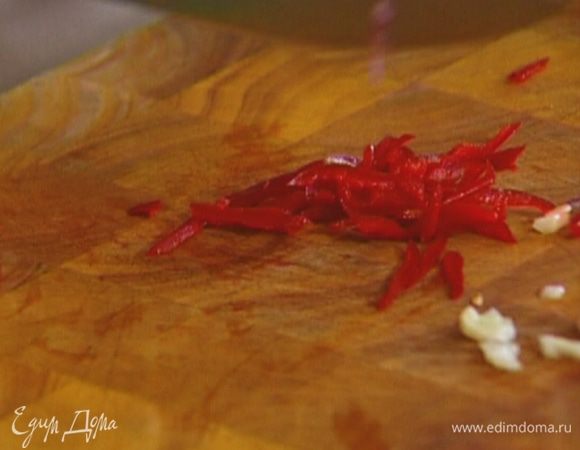 Перец чили, удалив семена, нарезать тонкими полосками.