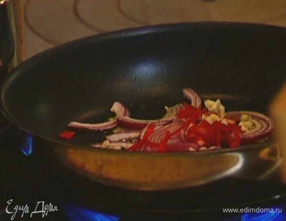Разогреть в сковороде 1 ст. ложку оливкового масла и обжаривать лук, чеснок и чили на небольшом огне до золотистого цвета, периодически помешивая.