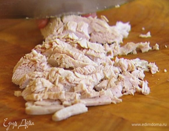 Индейку нарезать небольшими кусочками, выложить к луку с чесноком. 